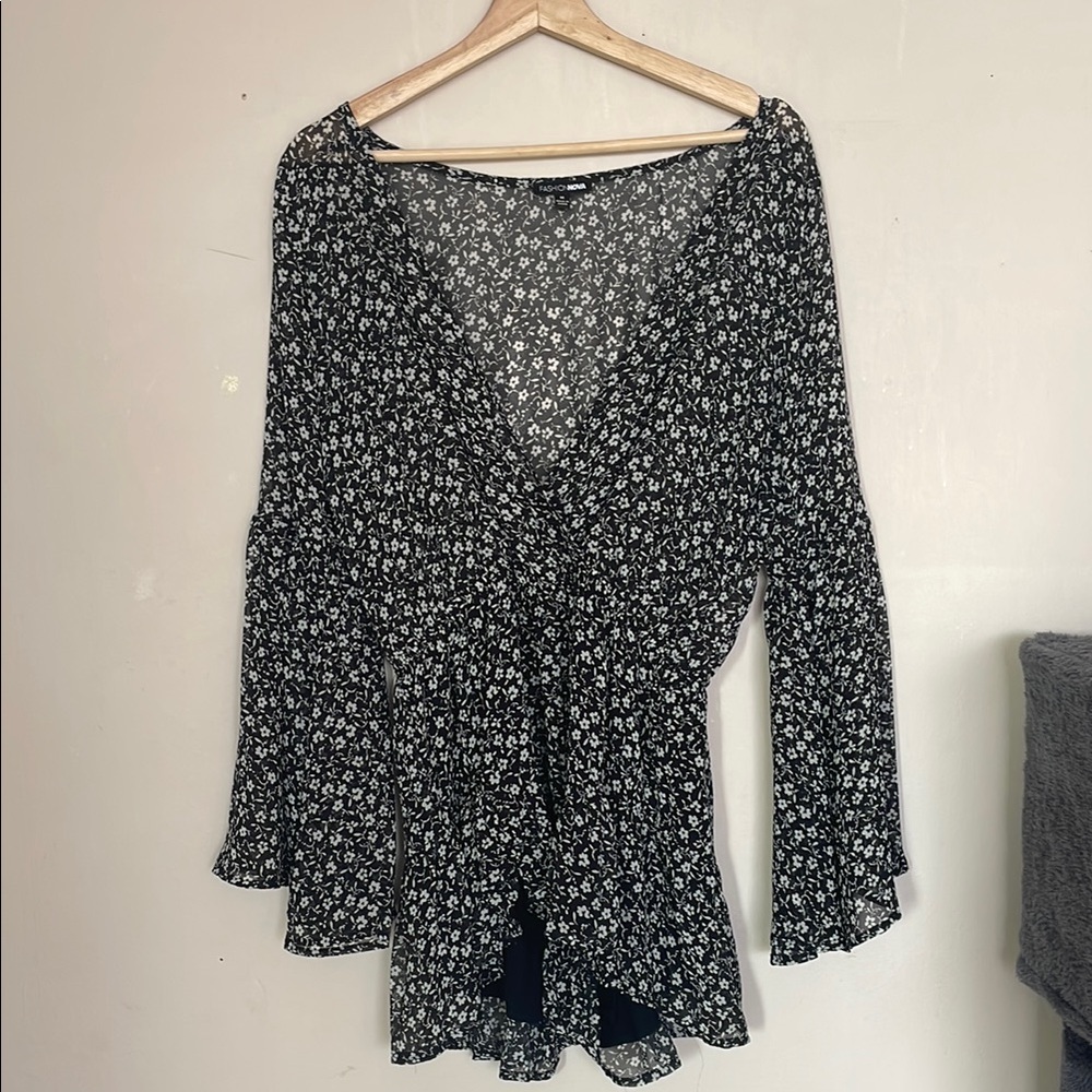 💐 Chic Floral Black Wrap Top